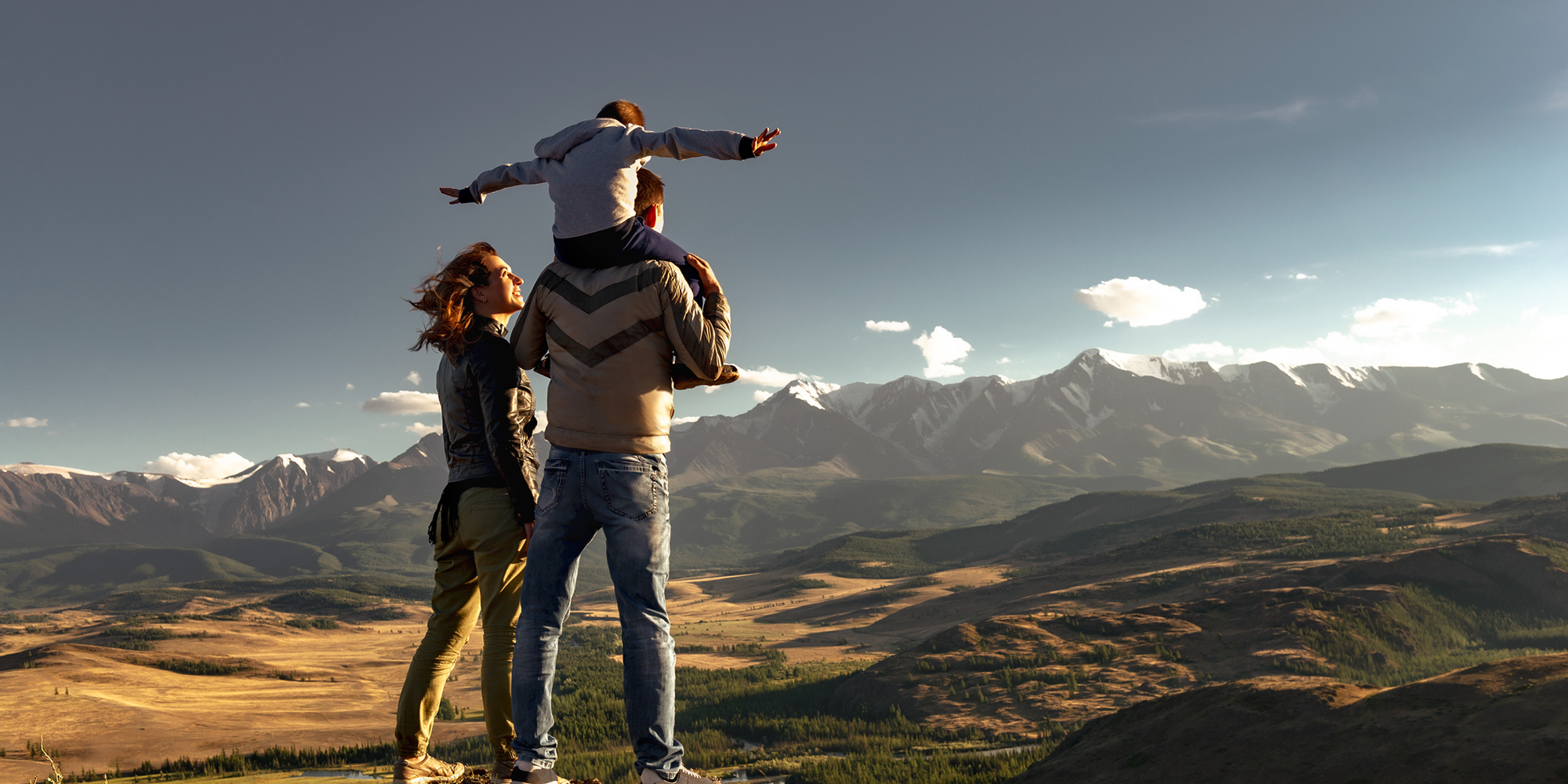 hero-banner-couple-child-hiking-2000-1000.png